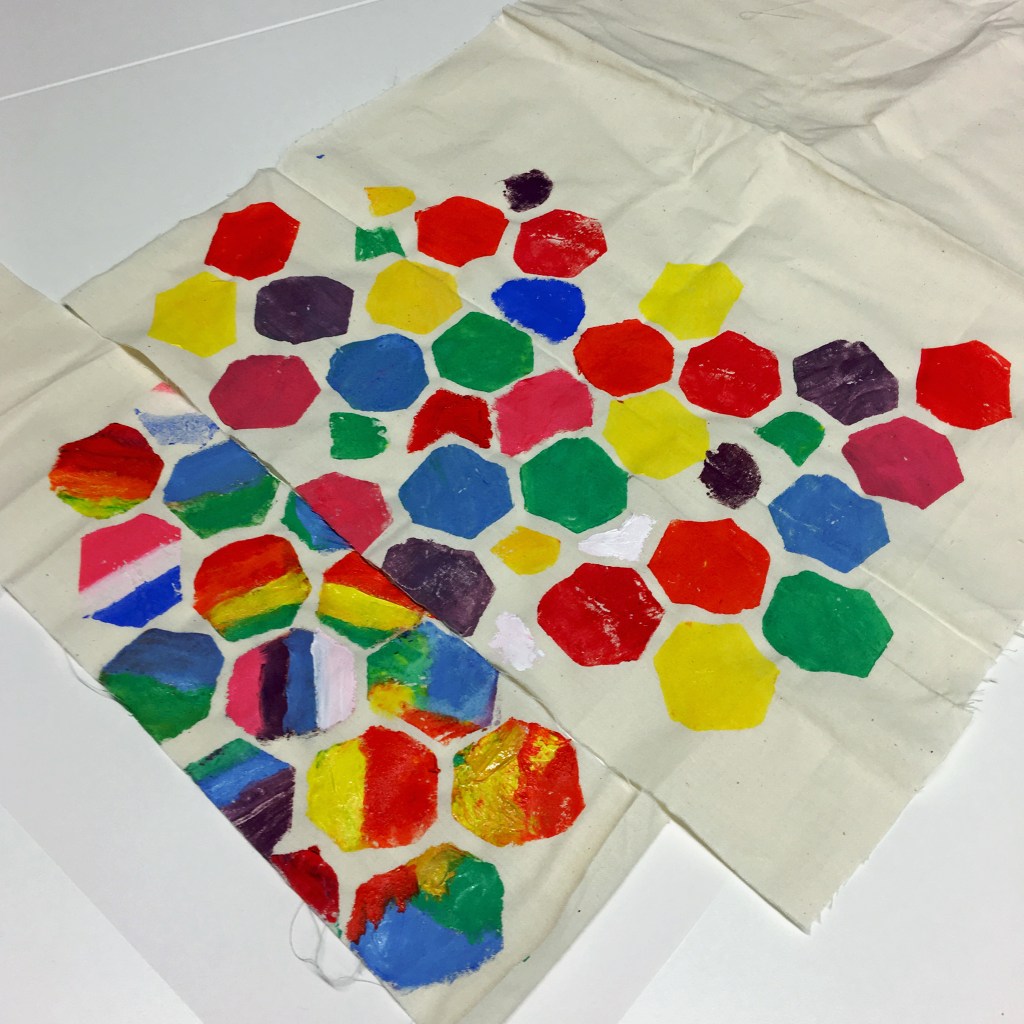 Finished fabric with giraffe pattern in rainbow colours